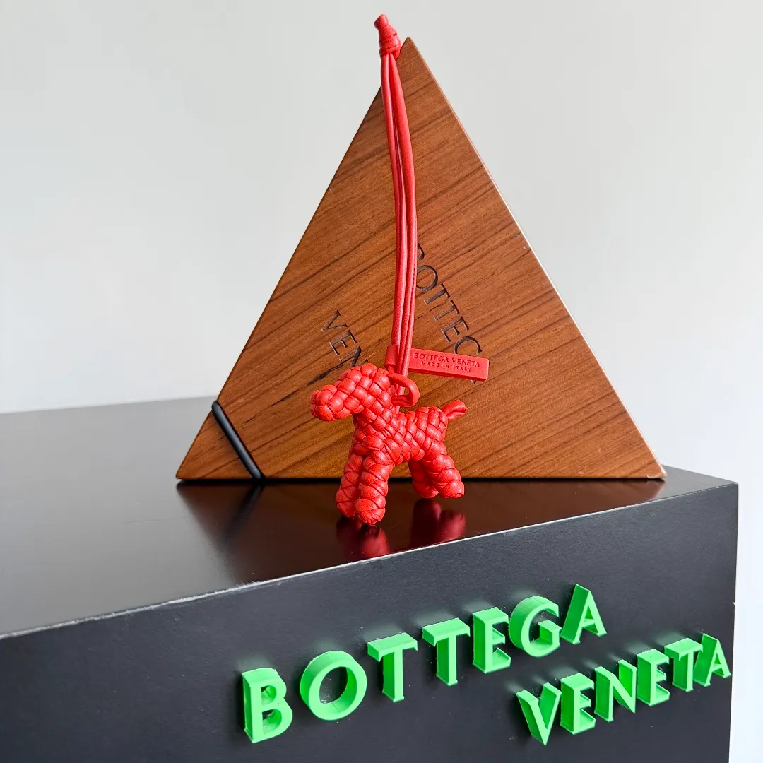 Batch 540 BOTTEGA VENETA2025 new puppy-shaped pendant braided puppy is now online😎The leather braided puppy-shaped pendant can be hung on any handbag, and it is as cute, delicate and colorful as it matches with a bag. Cute and cute, it will touch your heart at any time. It can be hung on bags or keychains. Who can resist such a cute puppy? Style number: 807068